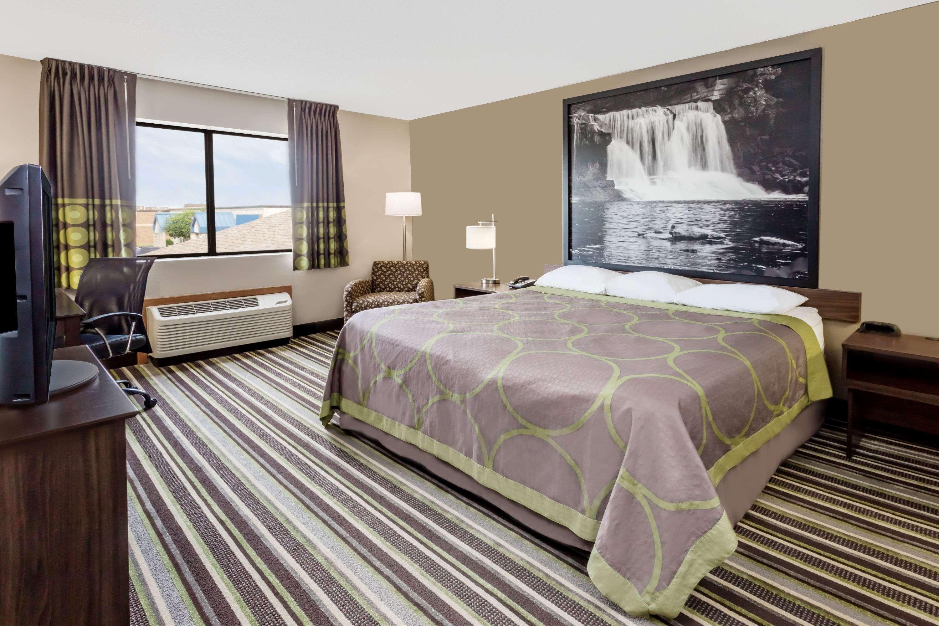 Super 8 By Wyndham Hotel 2*